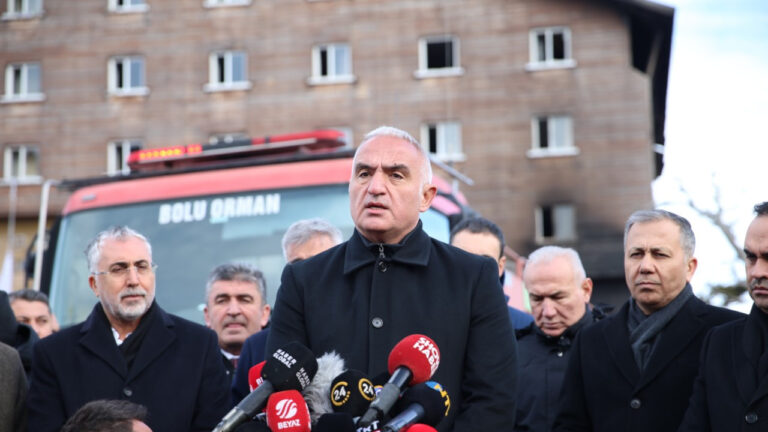 samil-tayyar-turizm-bakani-artik-ak-parti-icin-tasinmasi-agir-bir-yuktur-MyAFRlO3.jpg