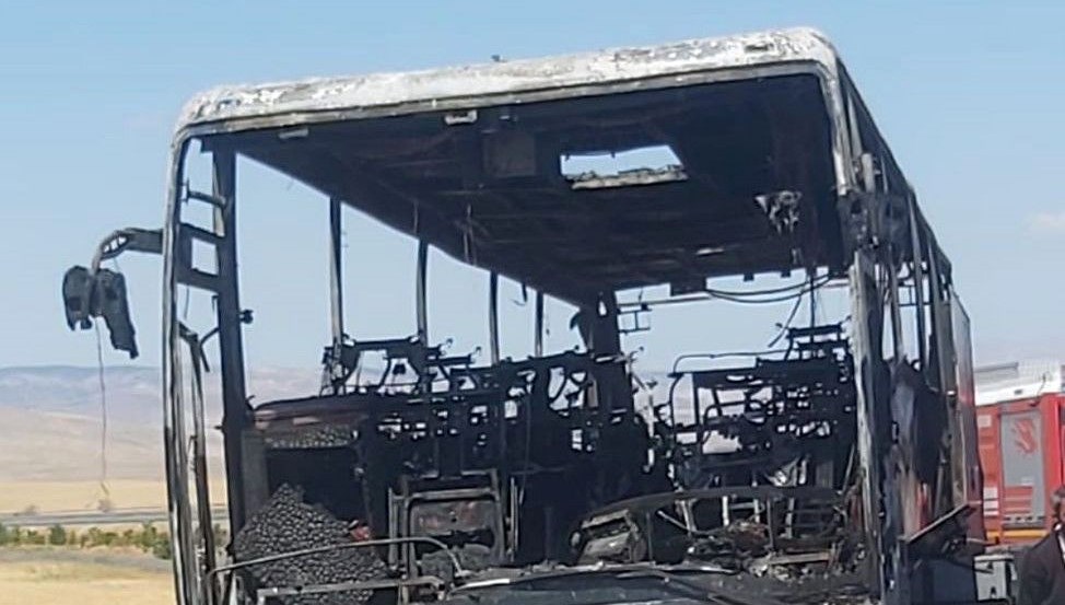 ankarada seyir halindeki yolcu otobusu yandi kullanilmaz hale geldi xkdABV8T
