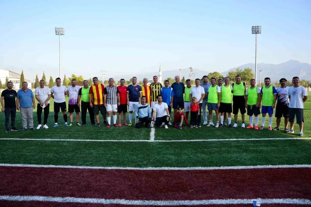 kemalpasada protokol uyeleri futbol macinda bir araya geldi cHlP6T31