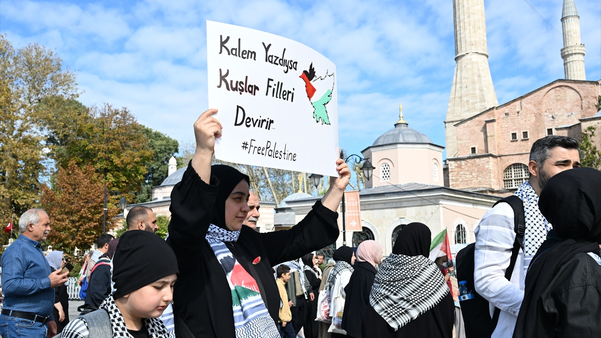 ayasofyadan eminonune filistine destek yuruyusune yogun katilim UCTYPIbV