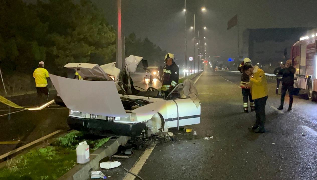 aydinlatma diregine carpan otomobil ikiye ayrildi dqfwmUJu