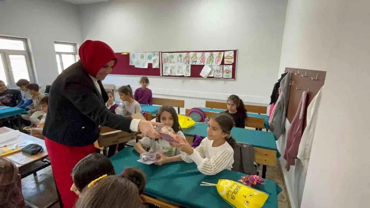 diyarbakirli muhtar dunya kiz cocuklari gununde kiz cocuklarina hediyeler dagitti XpOEW5CN