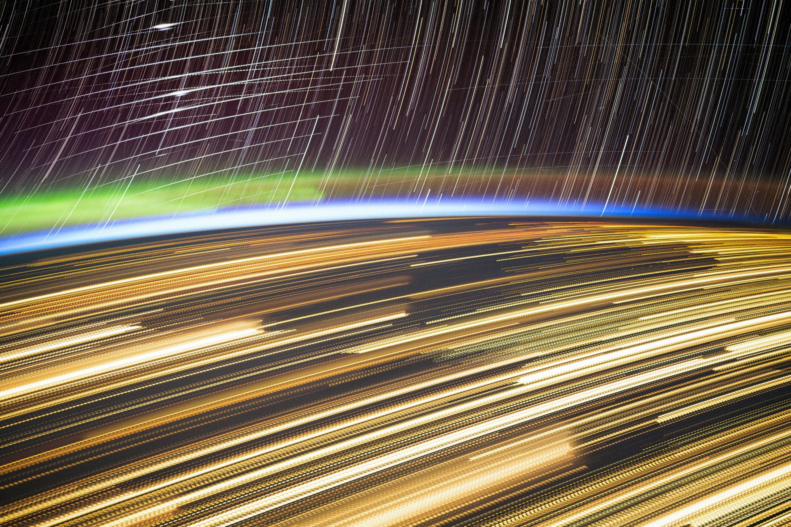 nasa astronotundan etkileyici video starlink uydulari ve yesil auroralar NhfT6e6l.jpg