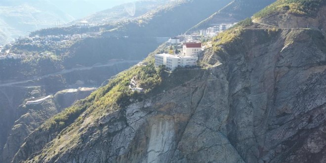 artvinde kaya kopmasi panige neden oldu iki lise tahliye edildi 2y7leYa9.jpg