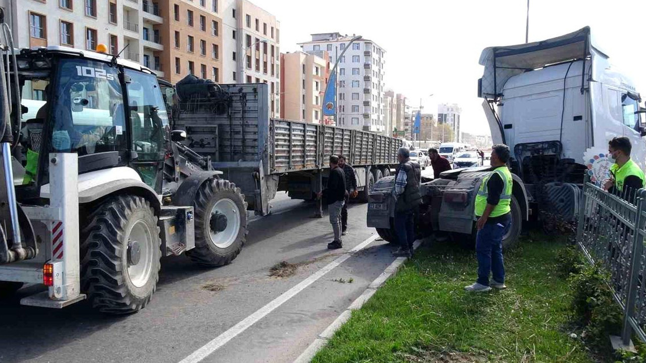 Dev Çekici Refüje Çıktı, Trafik Durma Noktasına Geldi