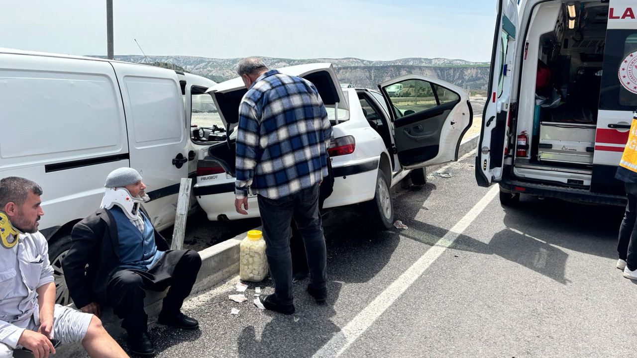 İki Araç Çarpıştı: Besni’de 6 Kişi Yaralandı