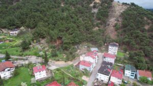 tokatta-15-daire-heyelan-riski-sebebiyle-tahliye-edildi-bolge-dronla-goruntulendi-WZmCsXJI
