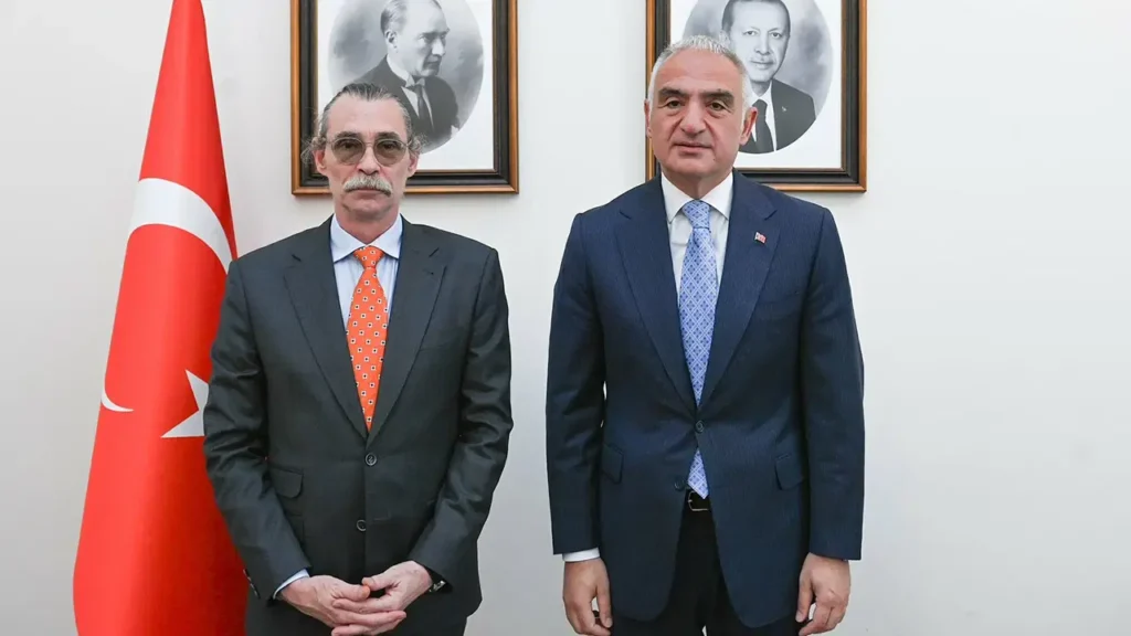 Etimesgut Belediye Başkanı Erdal Beşikcioğlu’ndan Bakan Ersoy’a Kültürel Ziyaret