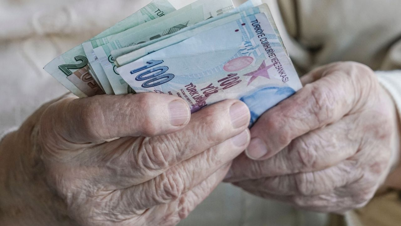 Özgür Erdursun’dan Çarpıcı İddia: 30 Yılda Biriken Emekli İkramiyesi Torunun Okul Masraflarını Karşılamıyor