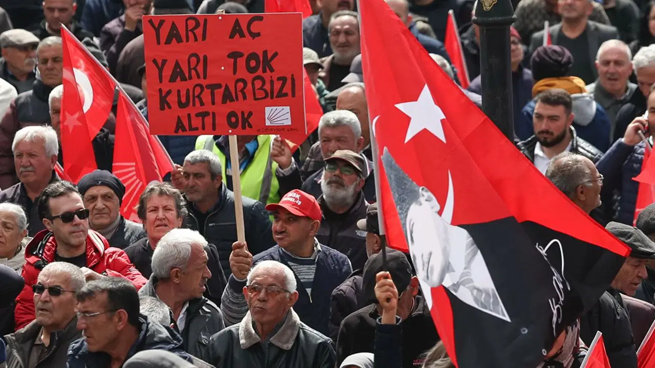 ozgur-ozel-ak-parti-perisan-olur-demisti-akpli-hukukculardan-chpye-kapatma-davasi-cagrisi-LS3waKfK