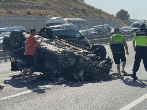 Eyupsultanda hafriyat kamyonu devrildi otomobil takla atti 2 yarali w9i1NGv9