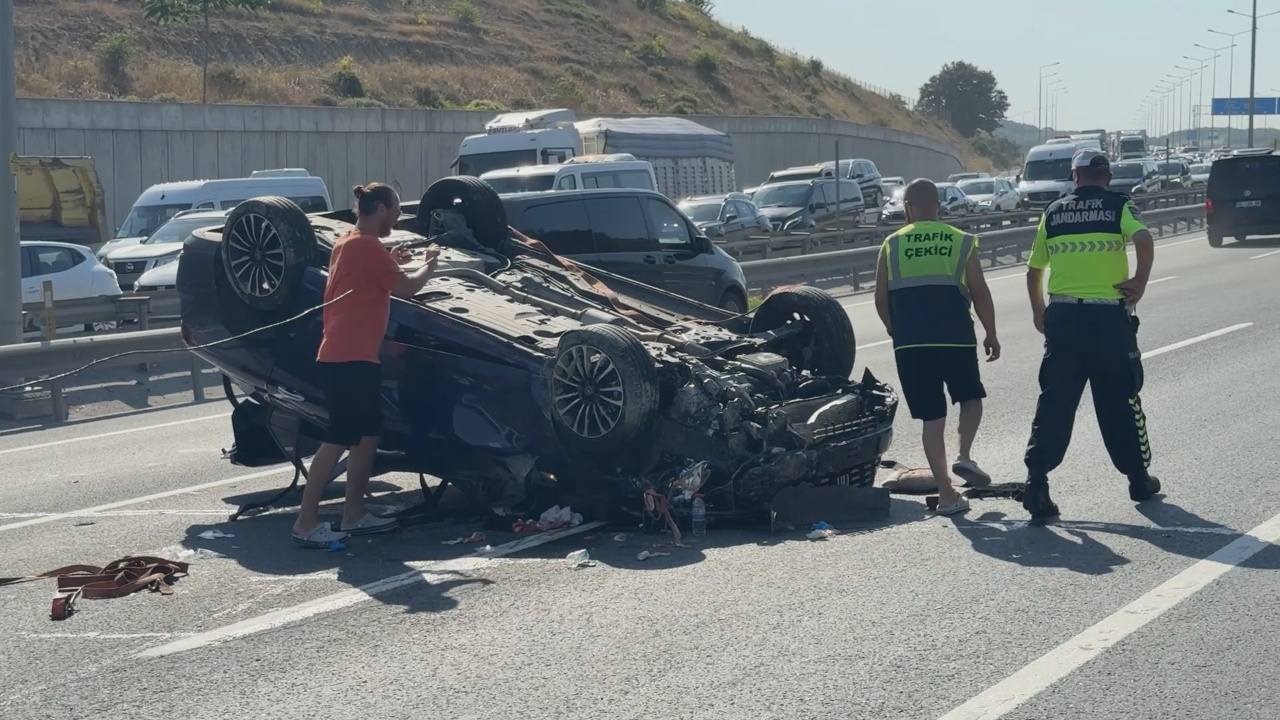 Eyupsultanda hafriyat kamyonu devrildi otomobil takla atti 2 yarali w9i1NGv9