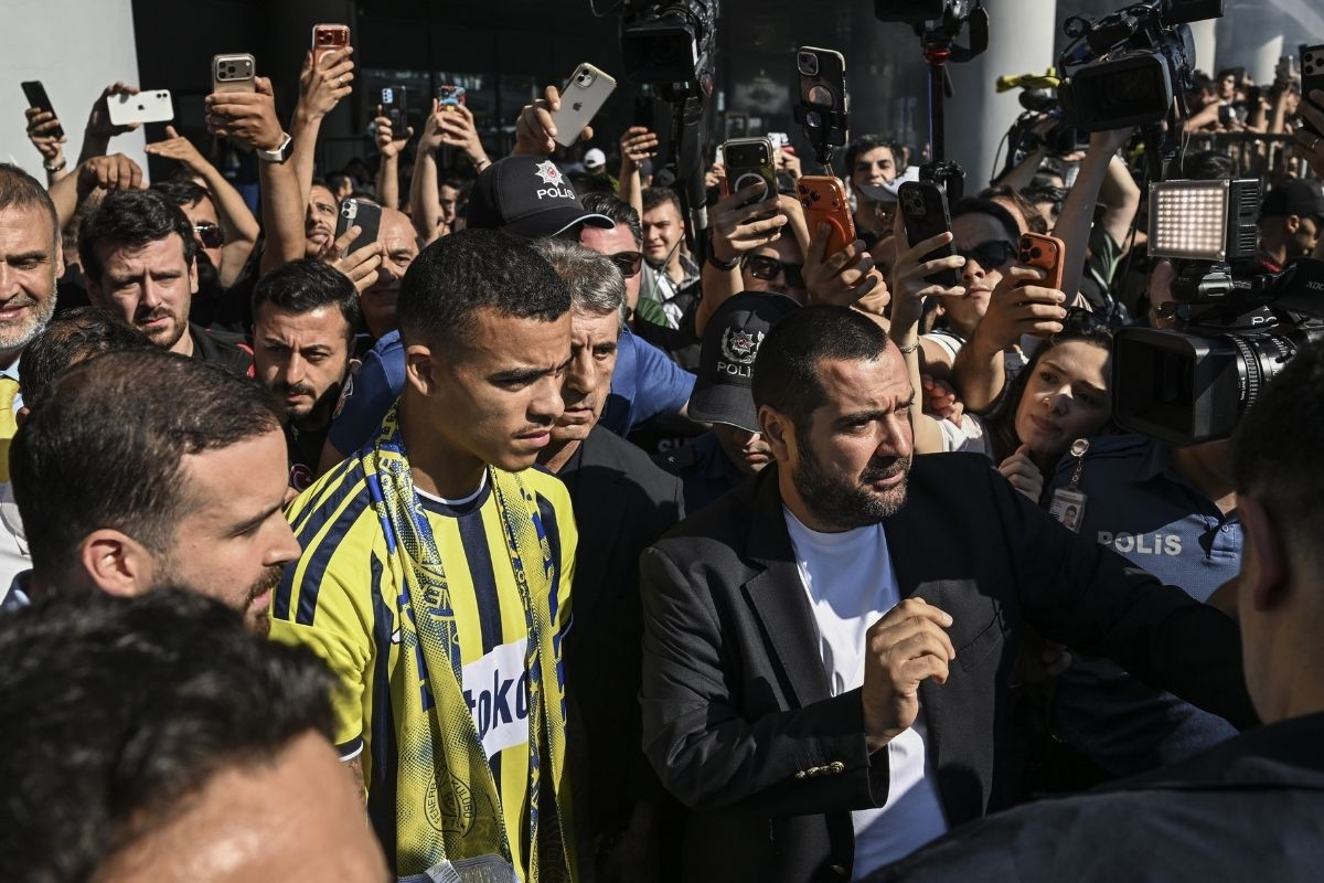 Fenerbahcenin yeni transferi mason greenwooda coskulu karsilama MwsLQUTt